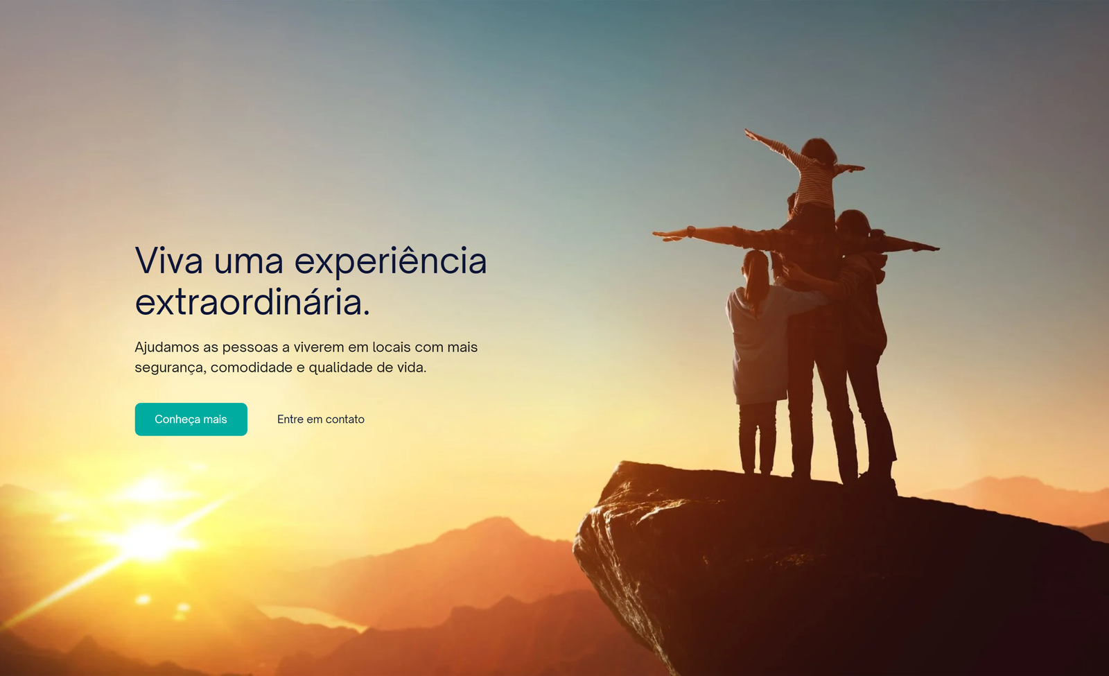 Silhouette of three people standing triumphantly on a mountain peak against a dramatic sunset backdrop. The figures are celebrating with arms outstretched while mountains and a glowing sun fill the horizon. Overlaid text reads 'Viva uma experiência extraordinária' with a subtitle about helping people live in places with more security, comfort and quality of life. Two call-to-action buttons appear below in turquoise and white.